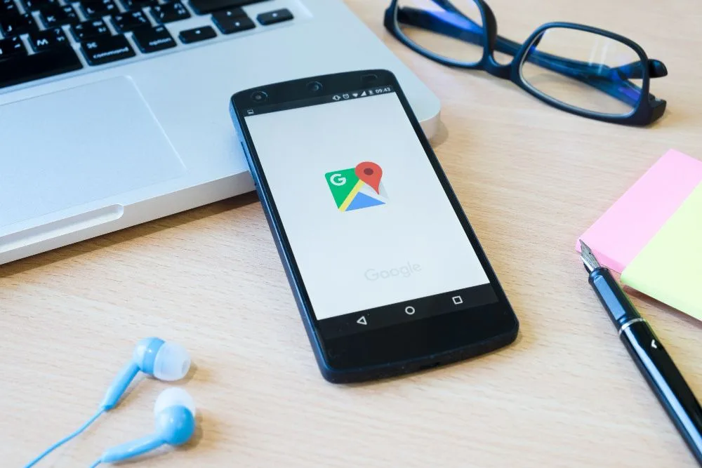 Google Business Profile en pantalla de móvil mostrando una ficha de empresa local